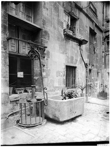 Vue de la cour et de la fontaine