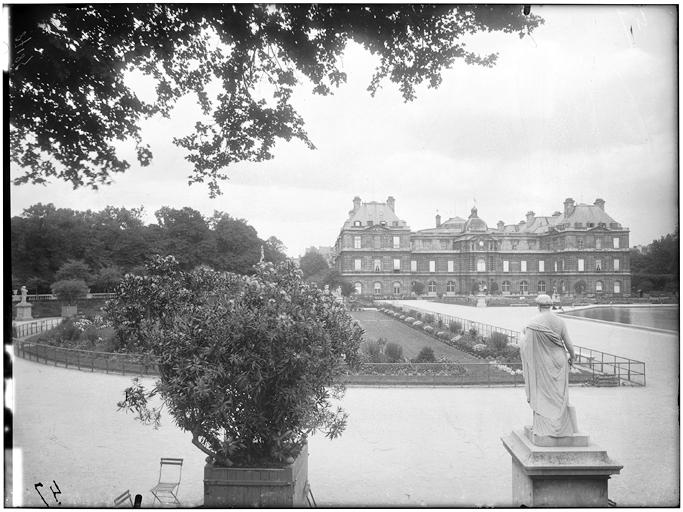 Vue du jardin et de la façade, statue