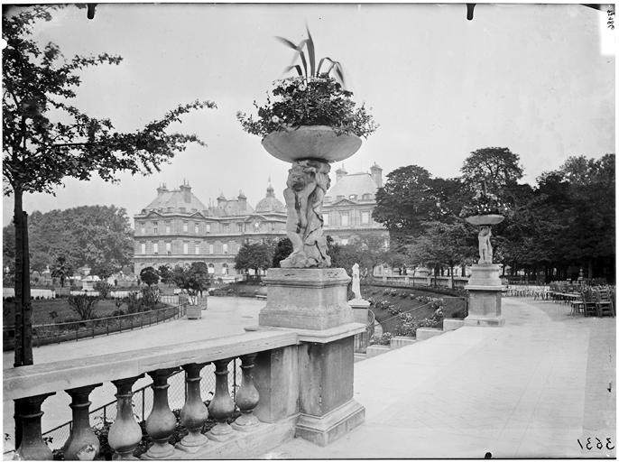 Vue des jardins, statue