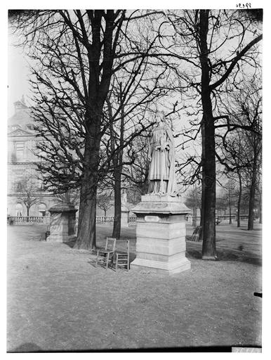 Vue des jardins, statue