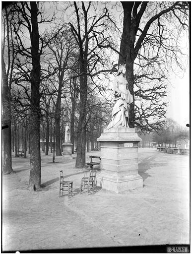 Vue des jardins, statue