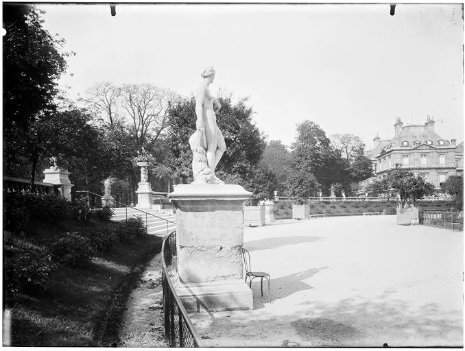 Vue des jardins, statue