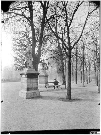 Vue des jardins, statue