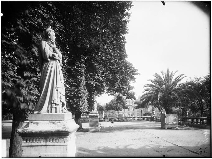 Vue des jardins, statue