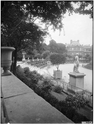 Vue des jardins, statue