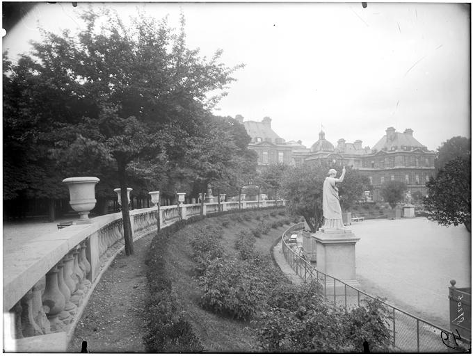 Vue des jardins, statue