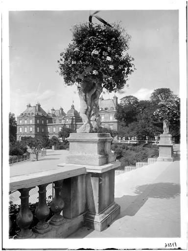 Vue du jardin et de la façade