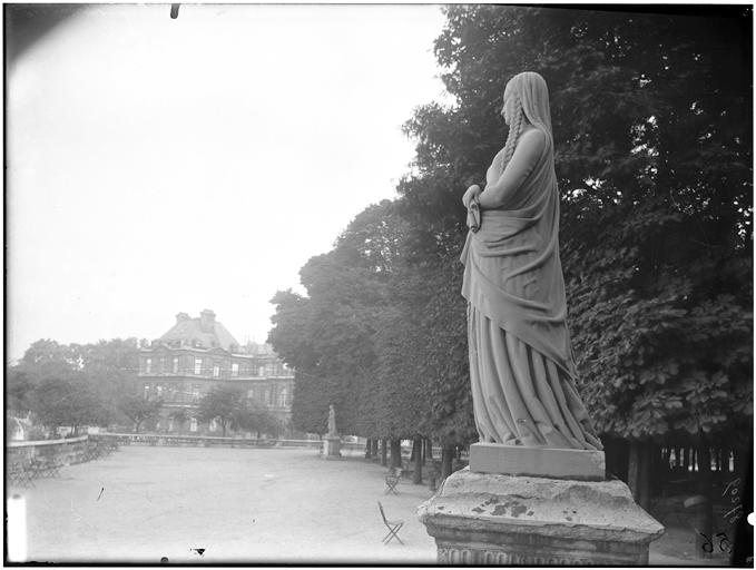 Vue des jardins, statue