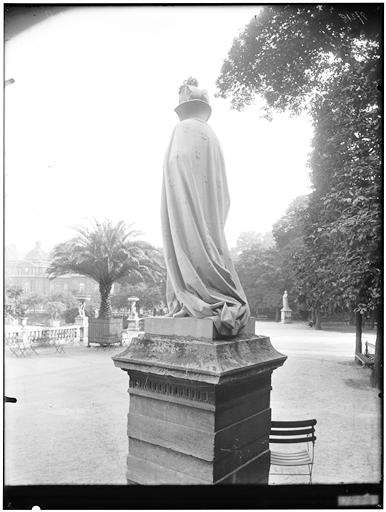 Vue des jardins, statue