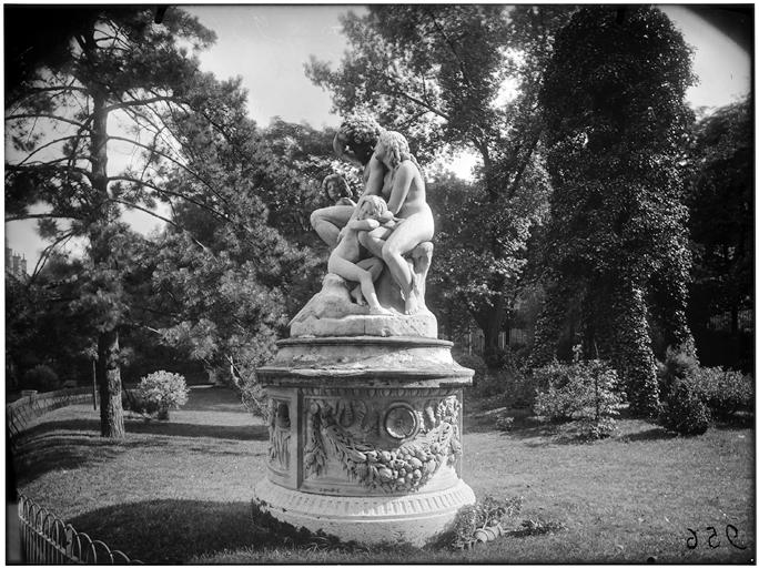 La première famille sur la terre, groupe sculpté