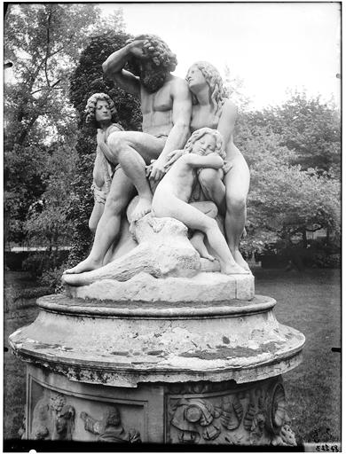 La première famille sur la terre, groupe sculpté