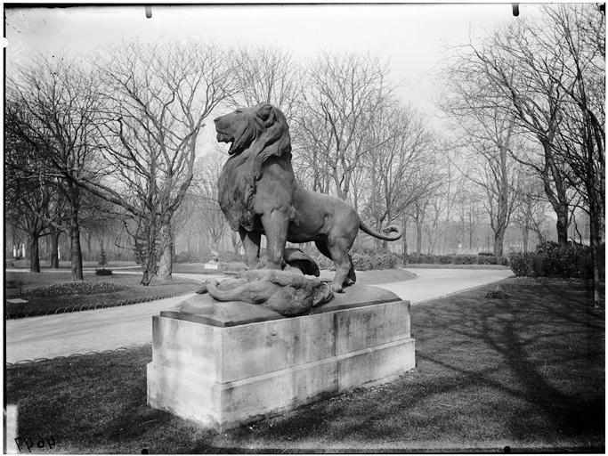 Vue des jardins, statue