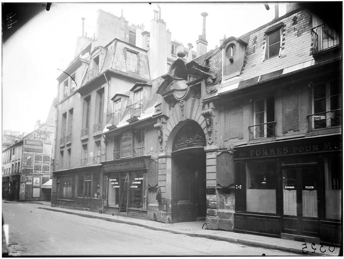 Façade sur rue, portail