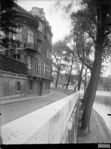 Façade sur rue et vue de la rotonde