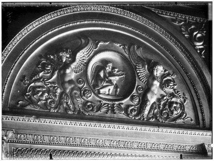 Intérieur, bas-relief du tympan