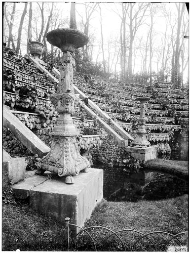 Bosquet de la salle de bal, bosquet des Rocailles : torchère