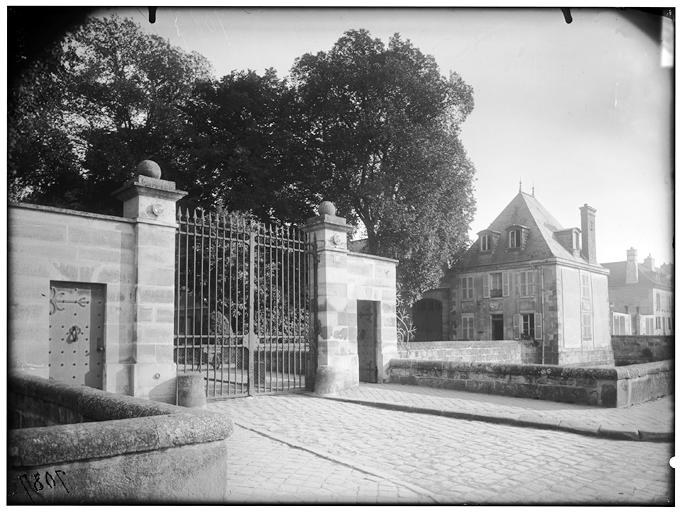 Vue de l'entrée et du pavillon