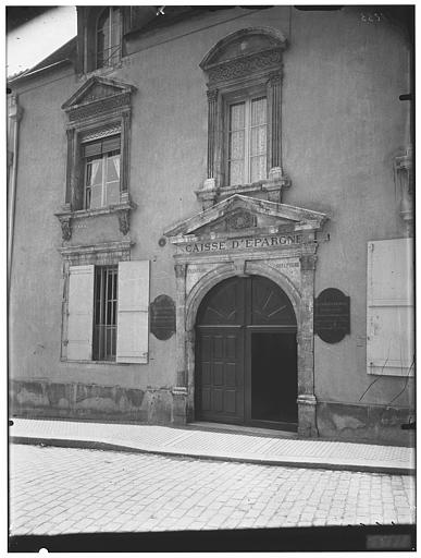 Façade sur rue, portail