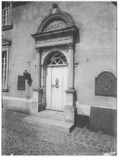 Vue de la cour et de la porte