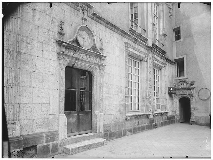 Vue de la cour et de la porte