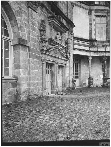 Porte de la grande vis : buste de François Ier, statues de Minerve et Junon