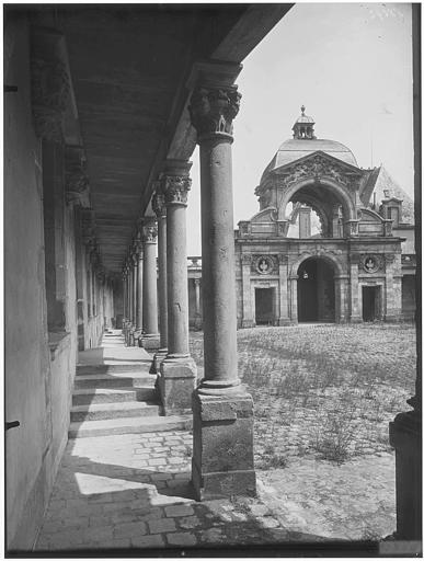 Cour ovale, cour du donjon, porte Dorée, porte Dauphine, baptistère de Louis XIII : vue de la cour et de la galerie