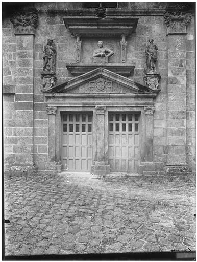 Cour ovale, cour du donjon, porte de la grande vis : statues de Minerve et de Junon