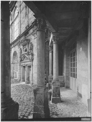 Cour ovale, cour du donjon, porte de la grande vis : vue de la cour