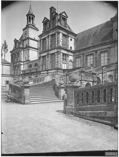 Cour des Adieux, cour du Cheval-Blanc, pavillon des orgues : vue de la façade et de l'escalier