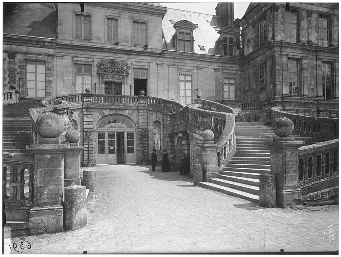 Cour des Adieux, cour du Cheval-Blanc, escalier du fer à cheval : vue de la façade et de l'escalier