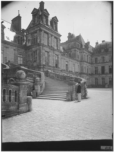 Cour des Adieux, cour du Cheval-Blanc : vue de la façade et de l'escalier