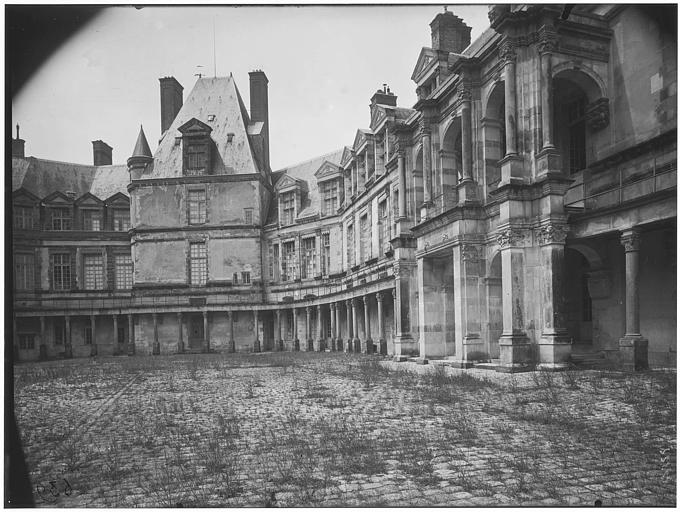 Cour ovale, cour du donjon : vue de la façade