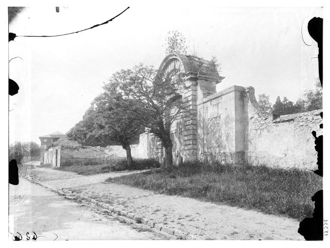 porte Verte, porte des Jardiniers, porte de l'Orangerie de l'ancien château, bâtiment du corps de garde