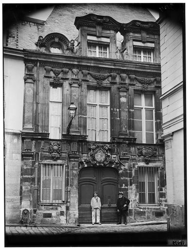 Façade sur rue, portail