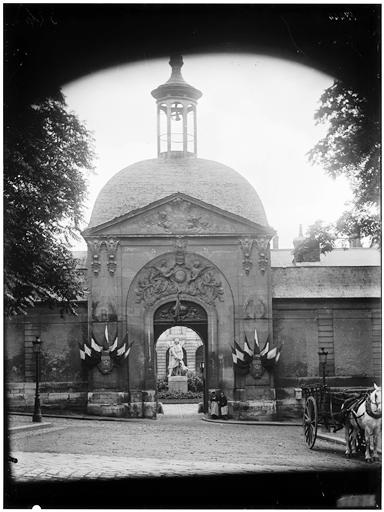 Pierre Corneille, statue près du pavillon d'entrée