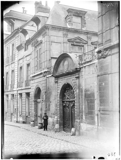 Façade sur rue, portail