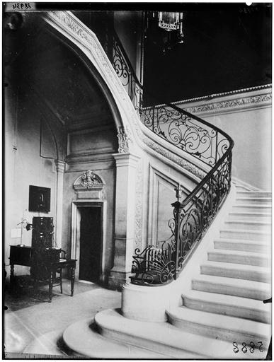 Vestibule et départ de rampe d'escalier