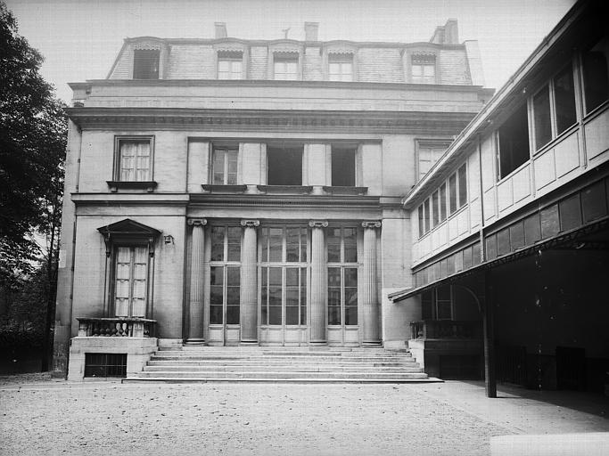 Cour intérieure : Pavillon avec porte à colonnade