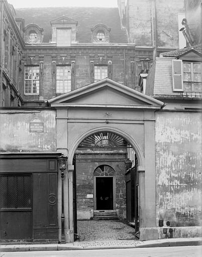 Portail sur rue et cour intérieure