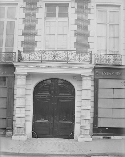 Façade sur rue : Porte