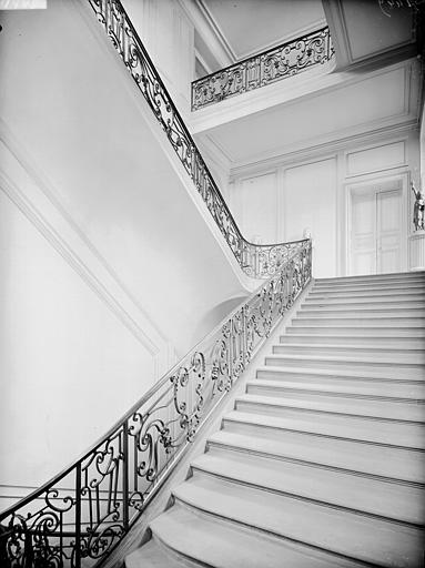 Escalier avec rampe en fer forgé