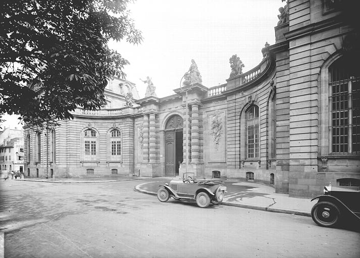 Façade d'entrée en hémicycle sur rue