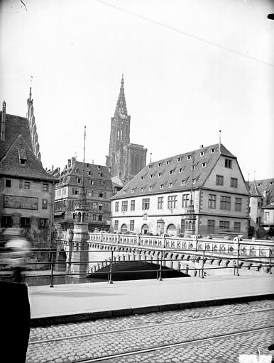 Vue générale prise du quai Saint-Nicolas : Le pont du Corbeau, les grandes boucheries et la cathédrale en arrière-plan