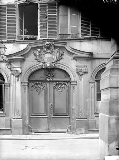 Façade sur rue : Porte