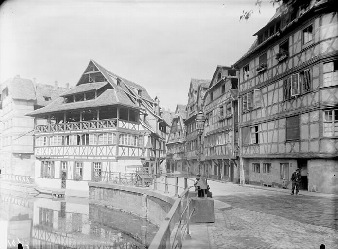 Vue générale : la maison des Tanneurs sur les bords de l'Ill et l'entrée de la rue du Bain-aux-Plantes