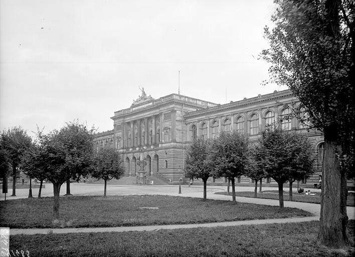 Façade principale prise des jardins