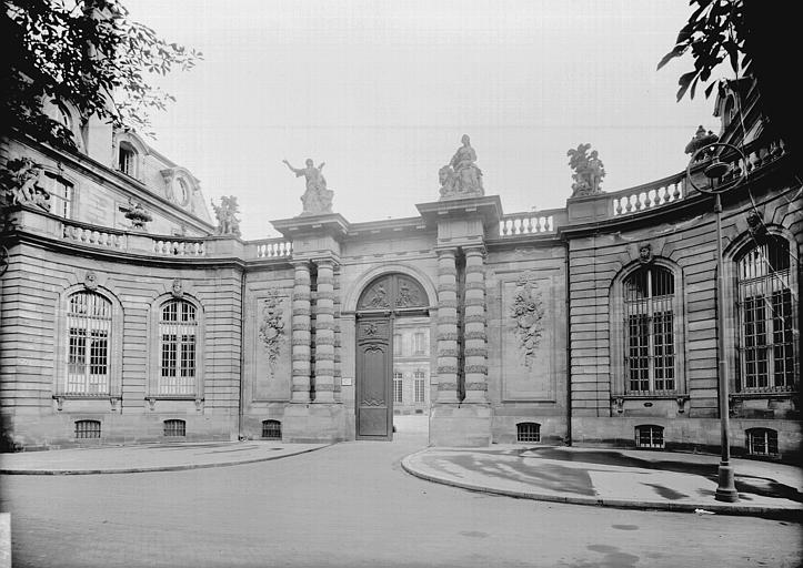 Façade sur rue en hémicycle : Entrée du musée