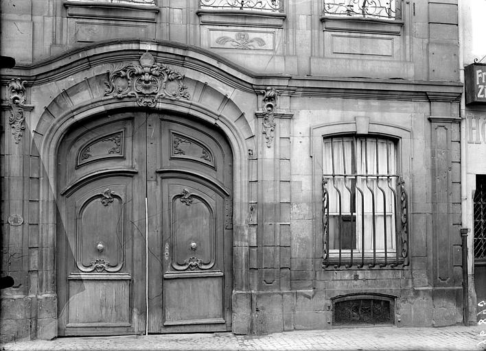 Façade sur rue : Porte