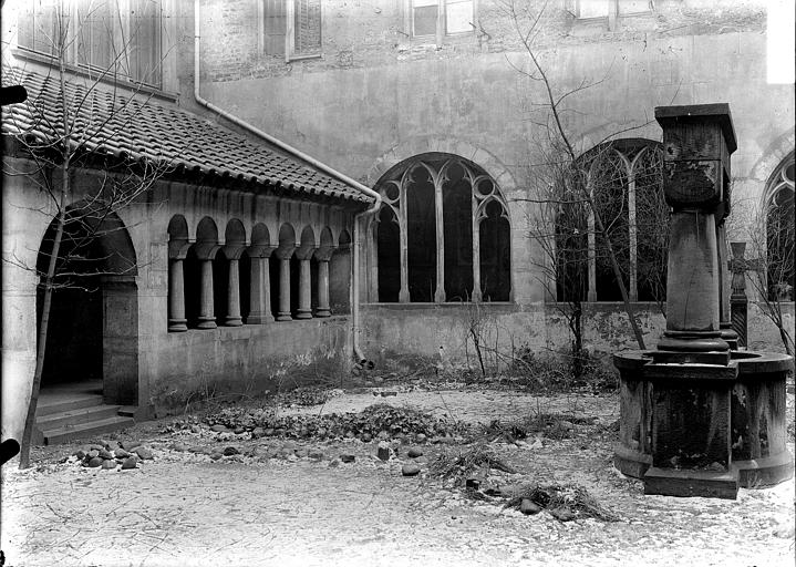 Cloître : Puits et galeries