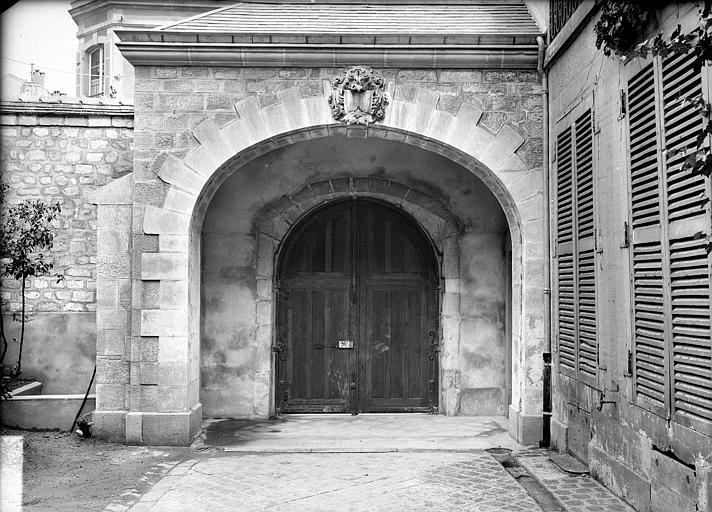 1ère cour : Revers de la porte d'entrée